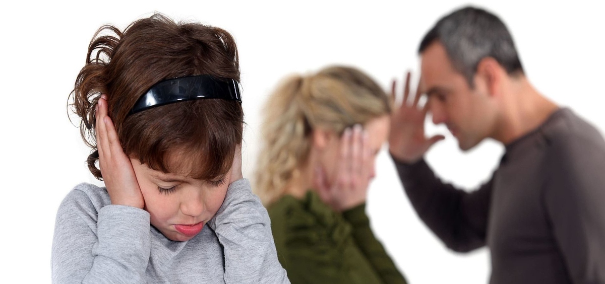 Rodiče se hádají před dětmi. To pak vytváří pěknou škálu negativních programů. A ty nám po té hraje naše okolí